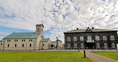 Alþingishúsið og Dómkirkjan í Reykjavík