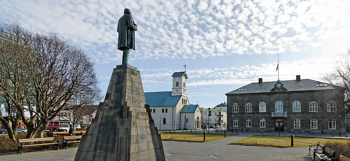 Mynd af Alþingi og dómkirkjunni