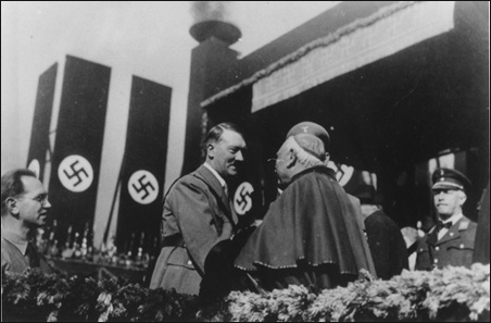Hitler heilsar kaþólskum kardinála