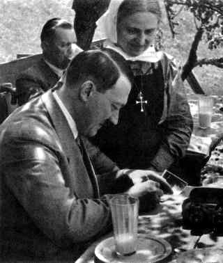 Hitler gefur eiginhandaráritun til kristinna aðdáenda sinna.<br />
